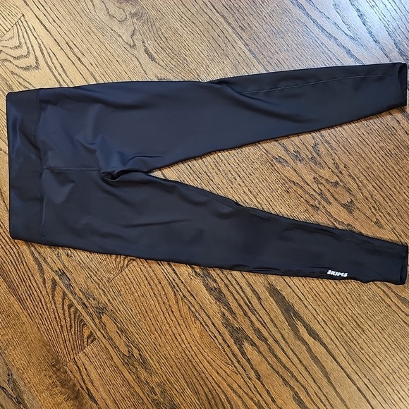 SKIMS Black Performance Leggings - Picture 4 of 7